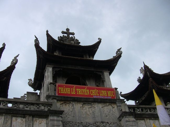 屋根の上に十字架。