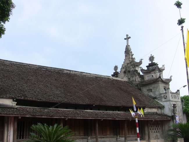 長屋の先に、十字架が融合。<br />