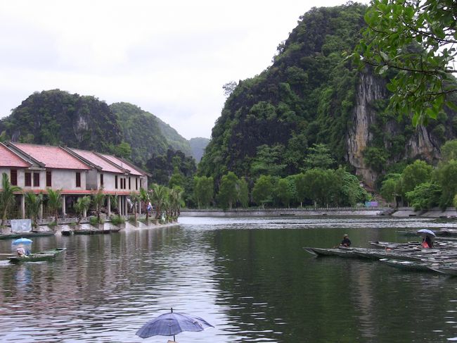 タムコック。<br />山々の間に水路があり、珍しい風景。<br />右が船乗り場。<br />