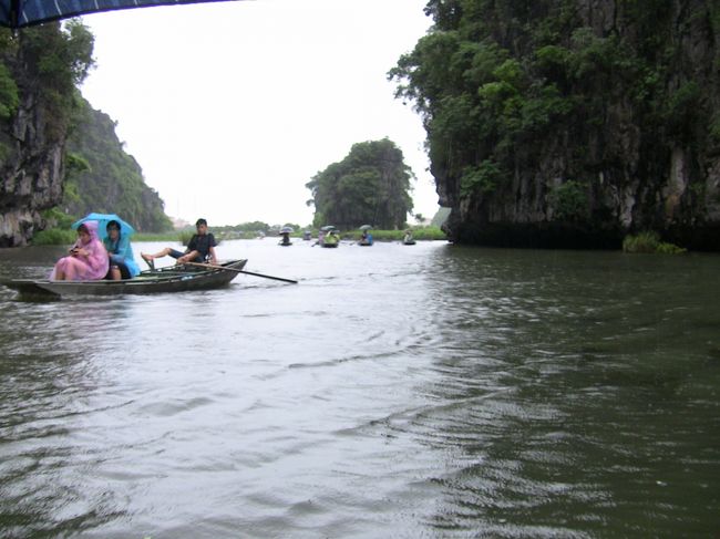雨が降ったり止んだりする中、観光終了。<br />