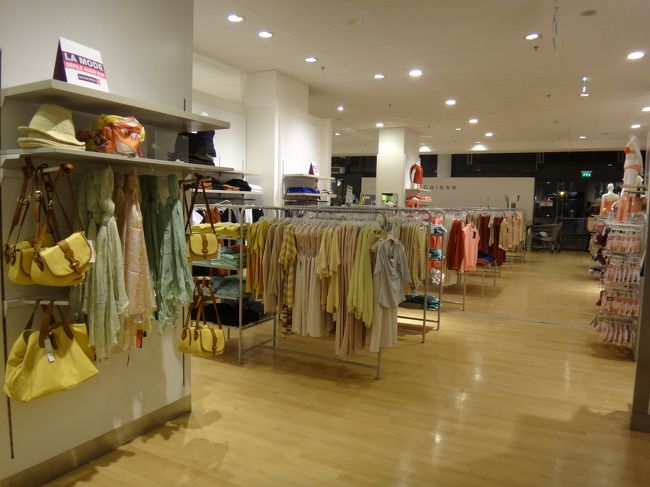 パリのスーパー【MONOPRIX】（モノプリ）<br /><br />衣類や帽子、バッグなども売っています。