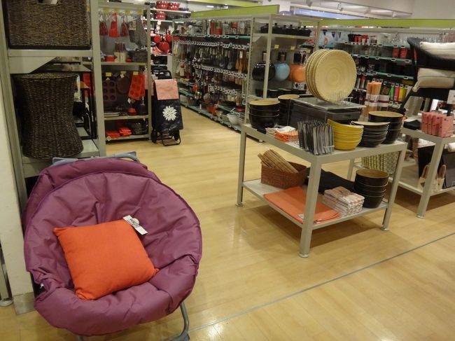 パリのスーパー【MONOPRIX】（モノプリ）<br /><br />クッキング用品、テーブル、チェア、クッションなど<br />生活雑貨やインテリアも揃います。