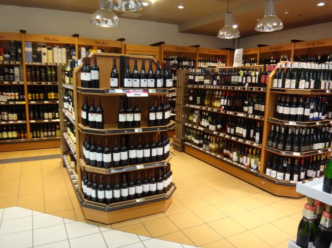 パリのスーパー【MONOPRIX】（モノプリ）<br /><br />ワインコーナー。