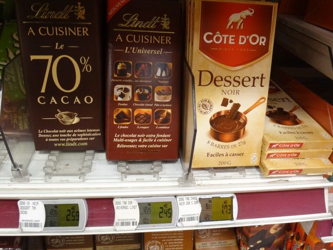 パリのスーパー【MONOPRIX】（モノプリ）<br /><br />左から「Lindt」チョコ 2.59ユーロ（約321円）<br />「Lindt」チョコ 2.45ユーロ（約311円）<br />「COTE D'OR」チョコ 1.73ユーロ（約215円）