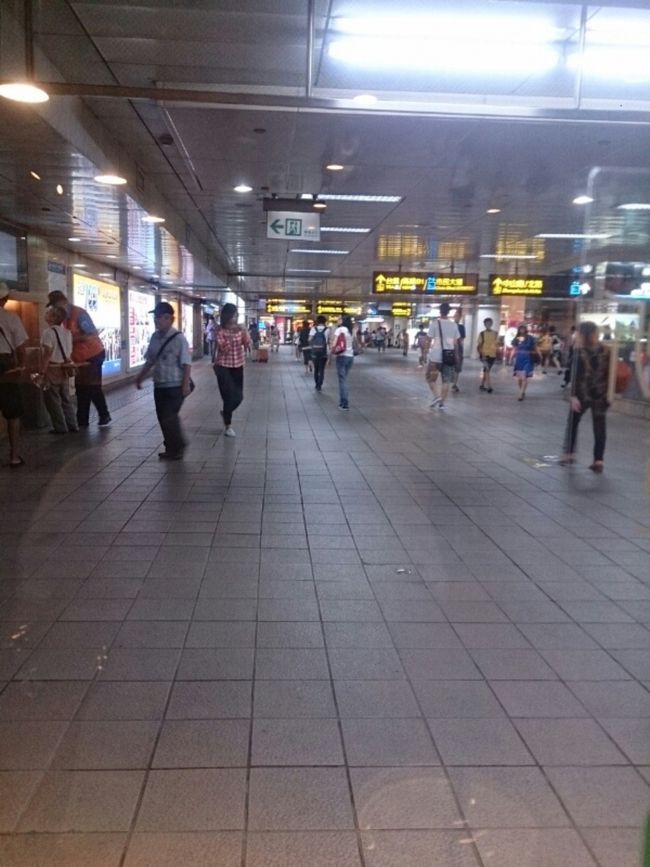 駅構内を行き交う人たちをぼんやり眺めて〜。<br />こういう時間が一番好きです( ´∀｀)