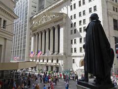 【ウォール街】

ワシントンの像の向こうは，NYSE(ニューヨーク証券取引所)

この近くにFRB(連邦準備銀行)やチェース銀行が軒を連ねていて，世界経済の中心といった感じ

頭が切れそうなキャリア・ウーマンが颯爽と歩いているのを見かけましたが，この辺を歩いている大多数が観光客でした…