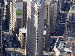 【フラットアイアン・ビル】

エンパイアステートビルから見下ろした様子

なんとも奇妙な形のビル！