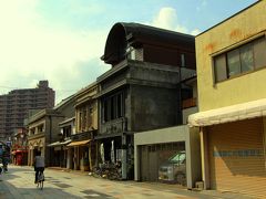 熊野神社を抜けると、そこは大正浪漫夢通り。

かつての川越の商店街のメインストリートであった通りで、“土蔵造り”と呼ばれる建物から大正時代の洋風建築物が並ぶ道。

時代がミックスされた不思議な雰囲気が漂う道だ。
