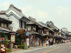 次に足を踏み入れたのは、土蔵造りの街並みで有名な川越一番街の蔵造りの町並みエリア。
電線が地中に埋蔵され、江戸・明治の町並みを見られる日本でも数少ないエリアで、外国からの観光客も沢山。

この街並みの凄いところは、ただ江戸・明治の街並みを保存しているだけではなく、その建物を現在も店舗として利用しているところ。

歩いている人は現代の人だが、今から100年前、200年前には和装の町人たちが闊歩していたであろう景色を想像することができる街並みだ。