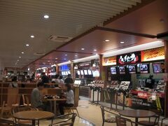 まだ5時台なのに結構人がイル！

この4時間後くらい
河口湖からの帰り道に通りかかった時は

この談合坂SAに入るクルマで渋滞になってたよ