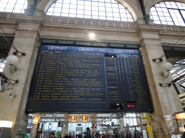 発車する列車の電光掲示板は、発車の少し前にならないとホームが表示されません。