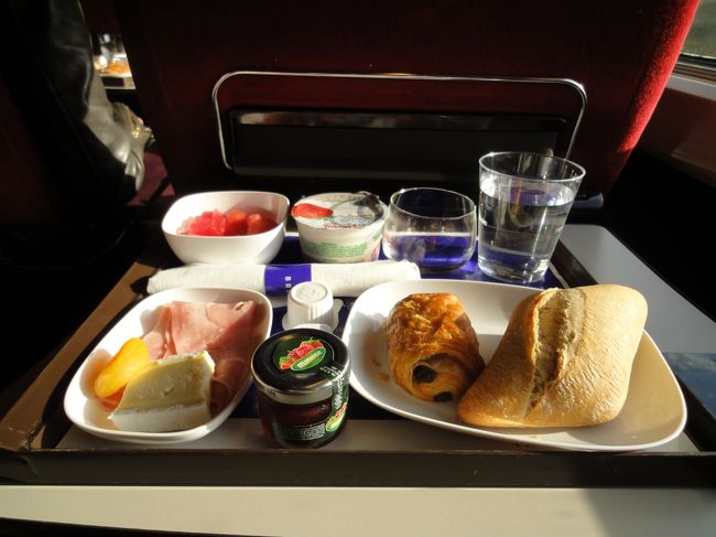 朝食が付いています。パン、コーヒー、ジュース、ハムにチーズ、ヨーグルトがありました。