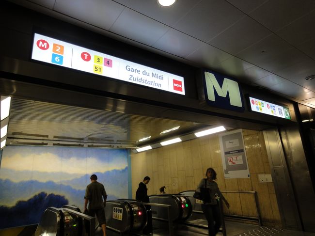 ブリュッセルに着きました。地下鉄に乗ってグラン・プラスに行くので、Mの表示に向かって進みます。