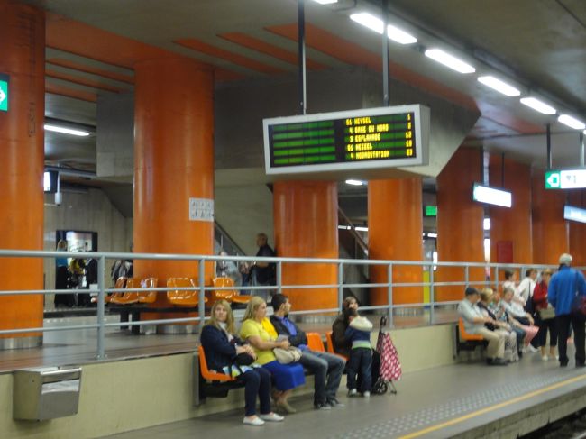 地下鉄のホーム。小ぢんまりとしてます。