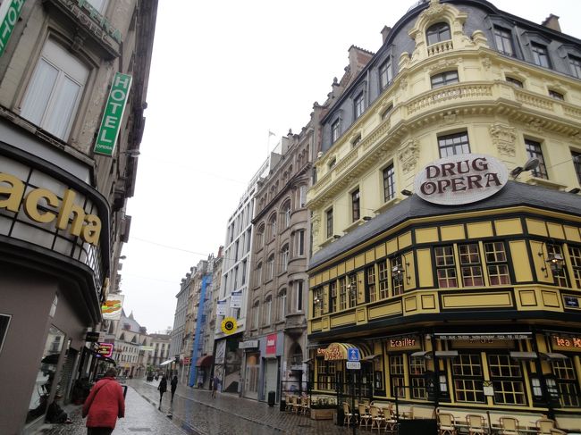 グラン・プラスの最寄り駅に着きました。フランスとは違った街並みです。残念なことに細かい雨が降っていて寒かったです。