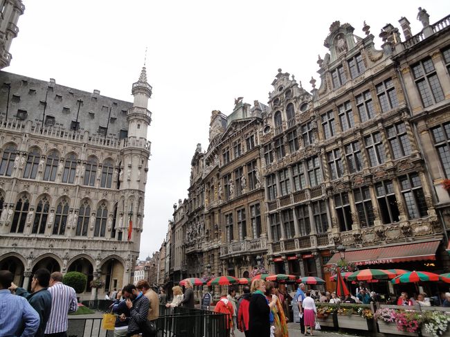 広場を囲む中世のギルドの建物。