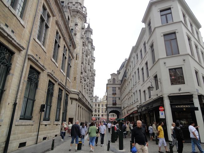 壁画と小便小僧を見に広場を出ました。