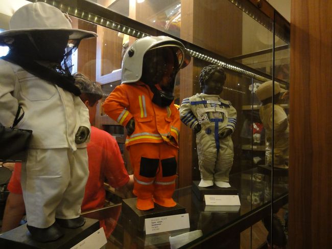 「王の家」に展示されている小便小僧の衣装の１つです。