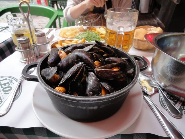 大きなボウルにムール貝が一杯入ってます。シンプルな塩味で手が止まりません。付け合わせなポテトフライもばっちりでした。