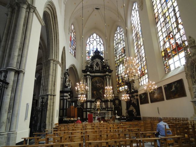 中はこんな感じです。ひょっとしたら最近になってコンピューターで作った？と思ってしまうくらい、絵のようなステンドグラスが沢山あって素晴らしかったです。
