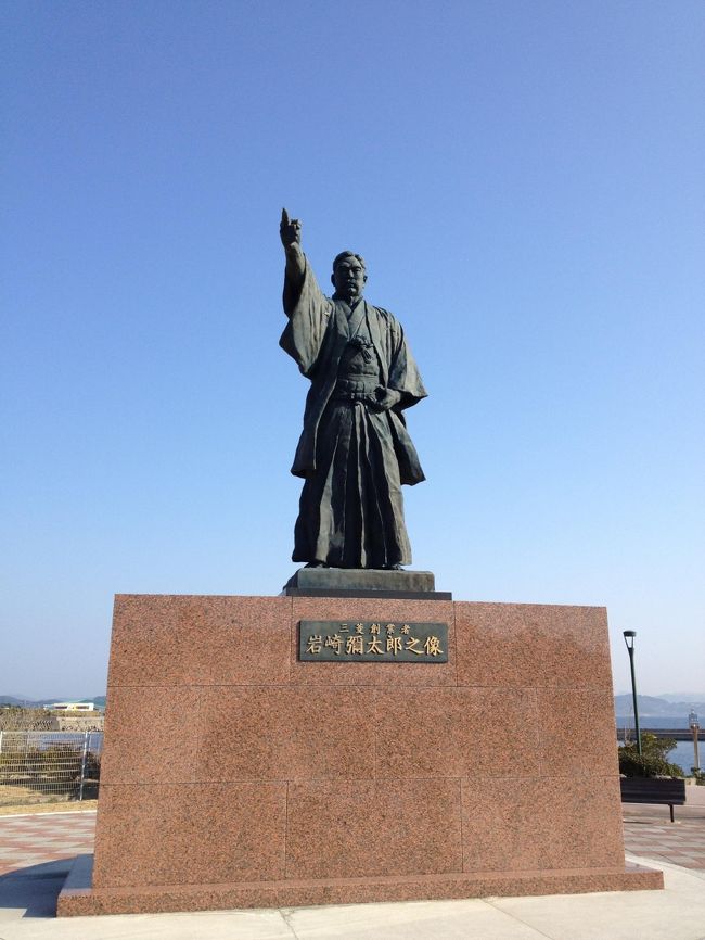 資料館から桟橋への道すがらに三菱の創始者、岩崎弥太郎の銅像がありました。<br /><br />軍艦島も最近まで三菱の社有地だったそうです。<br />現在も長崎市内には三菱関連の企業等が多くあります。