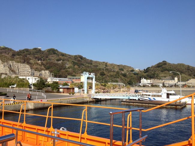 出港待ちの船から見た高島の風景。<br />左に見える白い建物が先ほどの石炭資料館です。<br /><br />高島も軍艦島と同様、炭鉱で栄えていたそうです。