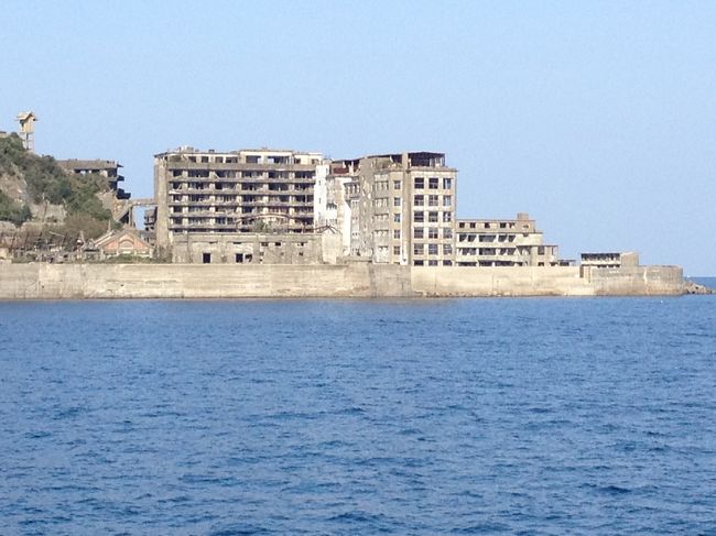 島の端にある旧端島小中学校の建物です。