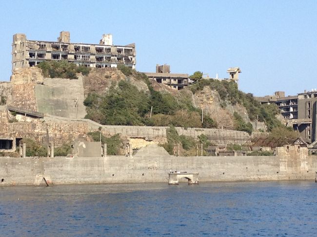 山上に端島神社の社が見えます。
