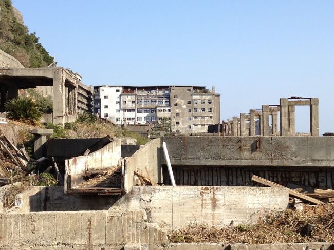 かつて石炭を運搬してたベルトコンベヤーの支柱と、先ほどの旧端島小中学校の建物が見えます。<br /><br />島内はまずガイドと一緒に見学した後、各自のペースで見学しつつ船に戻ります。