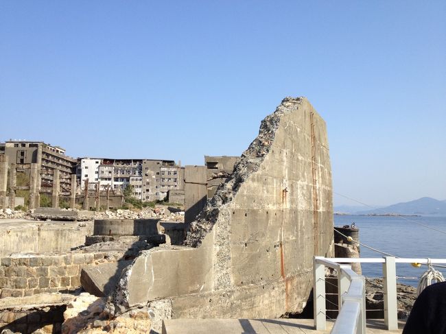 最近の台風で倒壊した防波堤。<br />軍艦島はこのような防波堤に囲まれています。