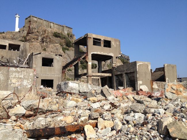 かつてこの建物から地下の炭鉱に降りていたそうです。<br /><br />奥に貯水タンクと灯台が見えます。