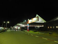 到着は夜９時３０分。空港の外は真っ暗です。