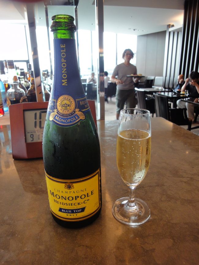 ファーストクラスラウンジのシャンパンは「MONOPOLE Blue Top Brut」<br />後に控えた「サロン」のため２杯にとどめます。<br /><br /><br />