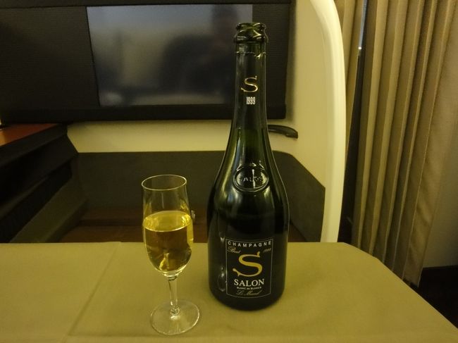 憧れのシャンパン「サロン1999」<br />本日は8席中7席が埋まっており、競争率高いなと思っていたのですが、私と妻以外はもう一人だけが2杯ぐらい飲んでいただけで（チェックするなよ！汗）、二人でガバガバ飲んで、2本目を開けさせてしまいました。申し訳ありません。<br />