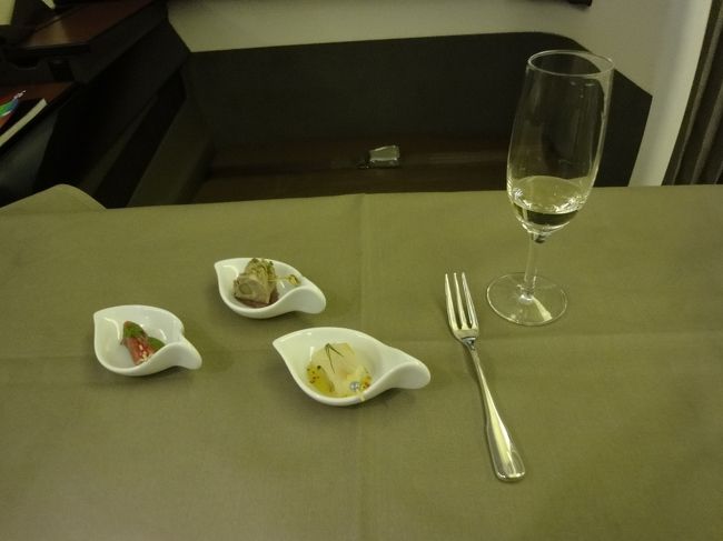 突き出し<br />ファーストクラスは、食事を好きな時間に提供していただけるのですが、離陸後すぐにスタートです。<br />