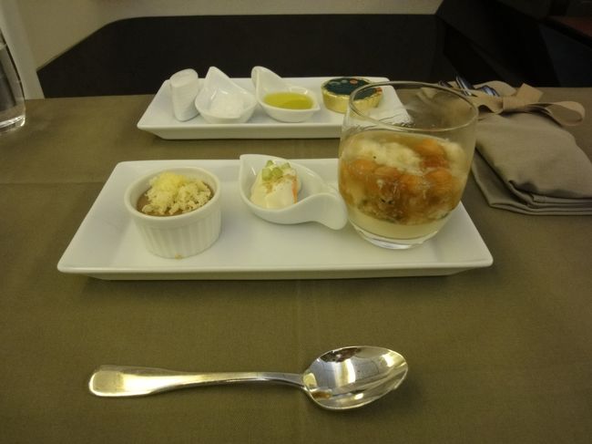 アミューズブッシュ<br />生うにを乗せた贅沢なオニオングラタンスープをフランに仕立てて、温と冷の温度差をかきまぜて… <br />サワークリームを絡めた伊勢海老、カルダモンの香りで<br />フォアグラムースのタルト、栗のグラッセと共に<br />