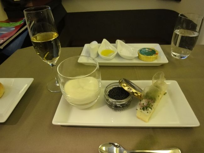 “キャビアの贅沢仕立て”<br />  キャビアコンディメントのタルトクリスタルチップを添えて<br />  カリフラワーのババロアとコンソメのジュレを一皿に<br /><br />