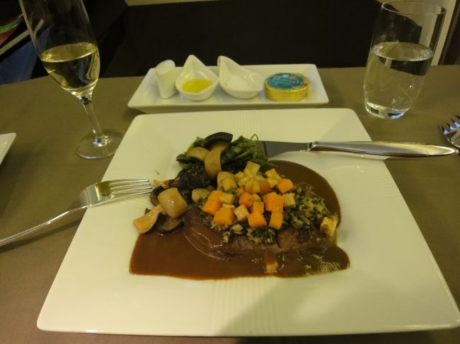 黒毛和牛のフィレステーキと松茸、細かな粒状の香り野菜を乗せて、フォンドヴォー仕立てのマスタードソースで