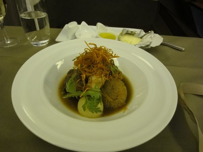 妻は、やわらかな牛ほほ肉のコンソメスープ煮込み、松茸と共に焼き大根を添えて