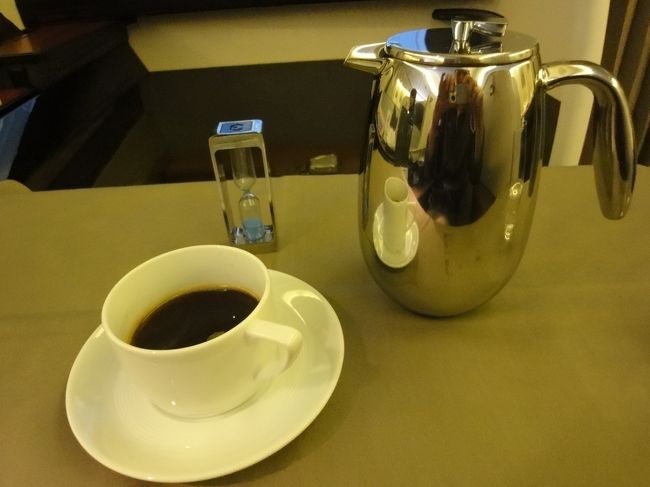 ファーストクラス自慢のコーヒーをいただき