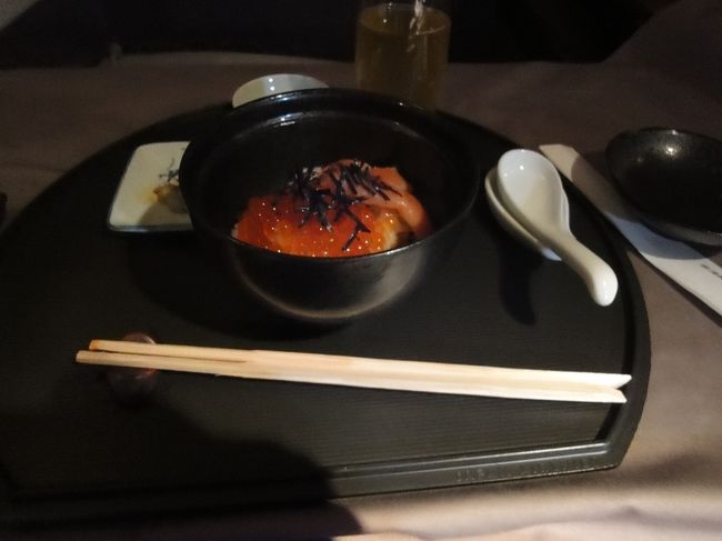 着陸2時間前に起きて、食事です。<br />妻はまず「鮭いくら丼」を注文。ポーションが思ったより少なかったようで<br />