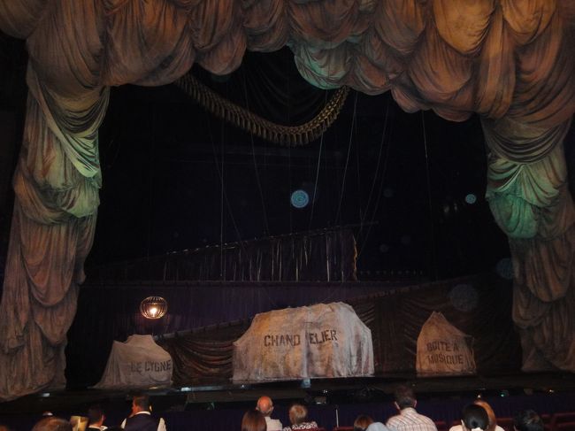 開演前は自由に写真を撮らせてくれました。昔はそんなことはなかった気がします。中央下にあるのが、冒頭オークションにかけられるシャンデリアです。<br />何とか寝落ちせずに見終わることができました。<br />久しぶりに見ると、役者が変わっていたりするので、それぞれまた新しい雰囲気を感じます。<br />
