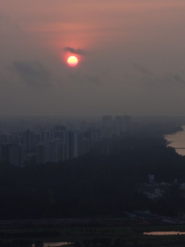 思いがけず日の出と遭遇！<br /><br />「シンガポールの朝、おはようございます。」