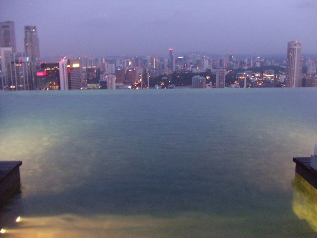 徐々に明るくなる空と街並み、いい雰囲気。