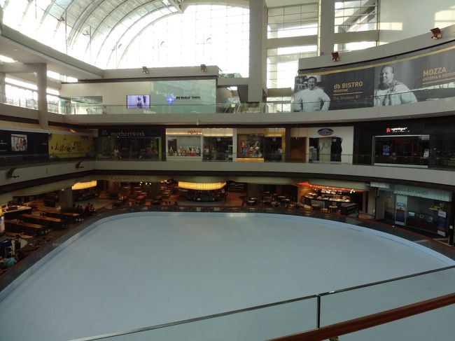 スケートリンクの周りにあるフードコートで朝食。<br /><br />「飲茶の朝食、いただきま〜す。」