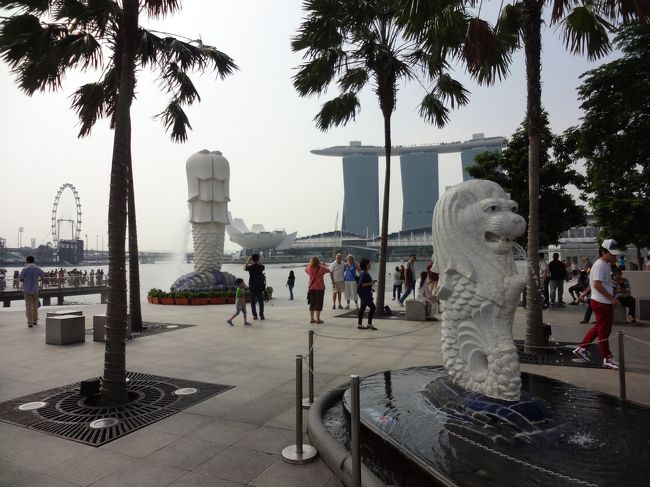 マーライオン公園に到着。<br />マーライオン２匹みっけ（国内に５匹居る）。<br /><br />暑さに耐えきれず、近くのカフェで休憩。<br />「クーラーと冷えたドリンク、生き返る〜！」