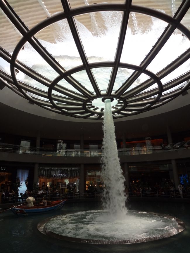 お昼頃、ザショップスアットマリーナベイサンズに戻る。<br /><br />「ゴンドラ楽しそう、水の迫力すごい〜。」