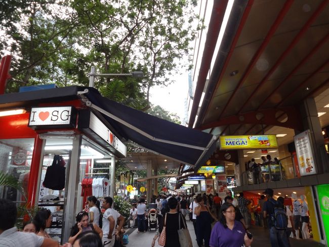 ホテルからタクシーで、オーチャード（繁華街）へ。<br /><br />「交通渋滞や人混み、シンガポールの活気凄っ。」<br /><br />街ブラ、買物、足つぼマッサージをして、タクシーでホテルに戻る。