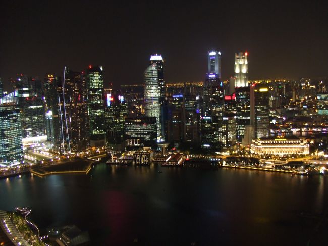 ２１時頃、屋上プールのバーへ。<br />シンガポールの夜景に「乾杯〜。」<br /><br />地上のマリーナベイサンズのショーをバーから眺める。<br />「華やかで素敵！」