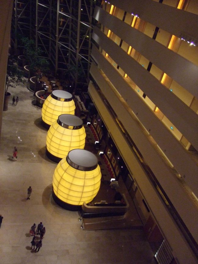 ２２時頃、遅めの夕食。<br />大きな提灯がある（中は個室）、ホテルの中華料理屋へ。